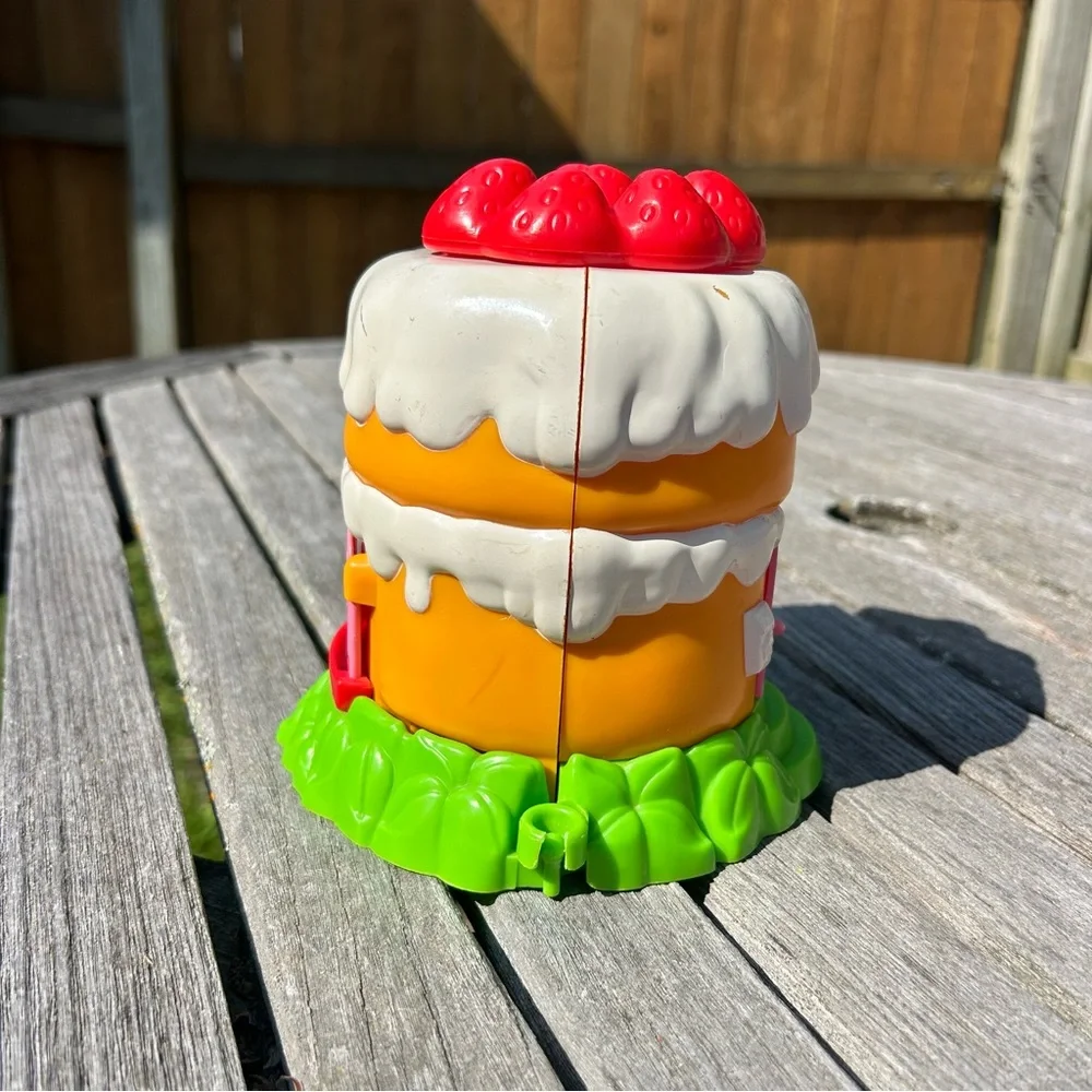 Vintage 80’s Strawberry Shortcake Toy House‎ with accessories 1981